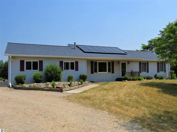 10339 E 36 1/2 Rd, Cadillac, MI 49601