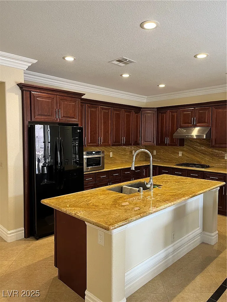 6 bed, 3.0 bath, 3694 sqft, $5,700 — Photo 4
