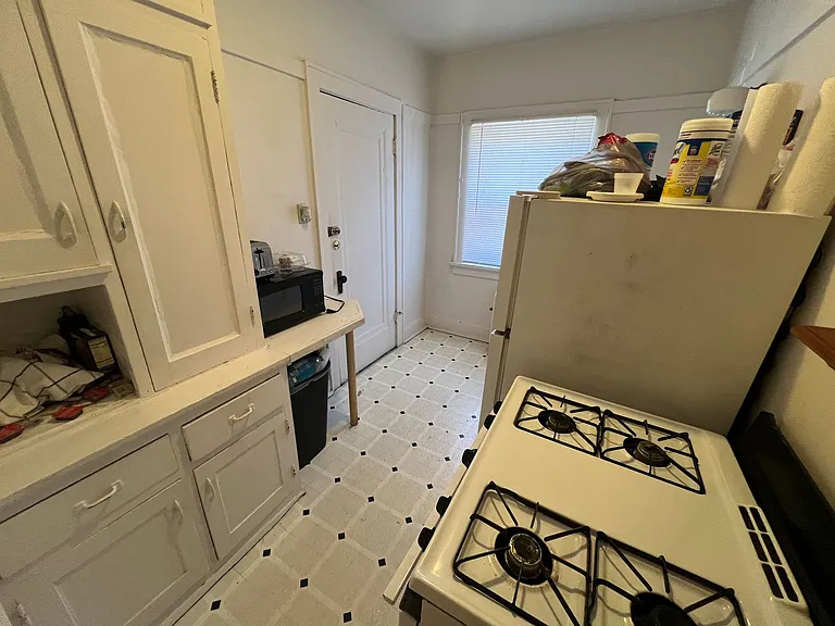 Newport Manor — Photo 40