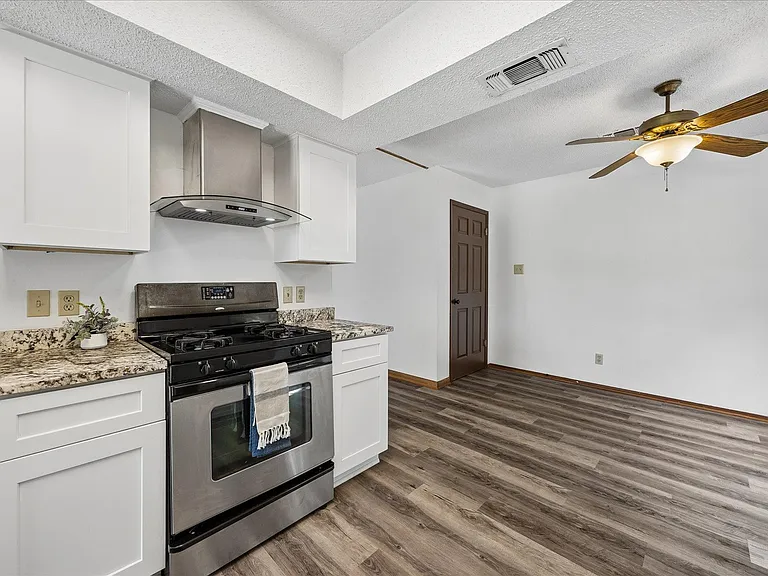 10010 Faylin Dr — Photo 11