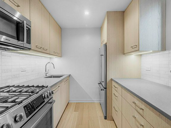 5th image of 1 Columbus Pl APT S23e