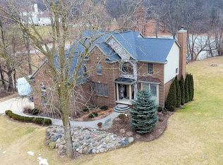 437 Fox Run Ct, Milford, MI 48381