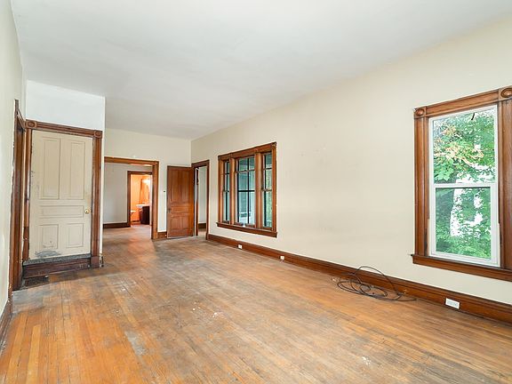 3rd image of 406 S Henry St