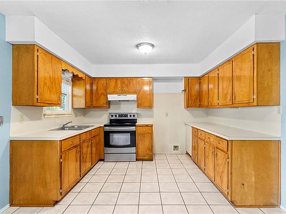 5th image of 610 N Delia Dr