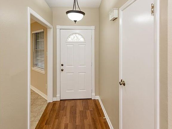 3rd image of 3030 Le Oaks Dr