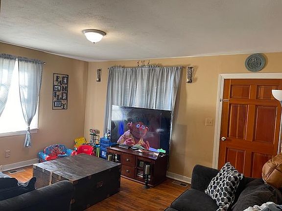 4th image of 103 Sycamore St