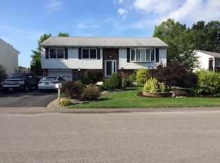 8 Oakwood Dr W, Albany, NY 12205