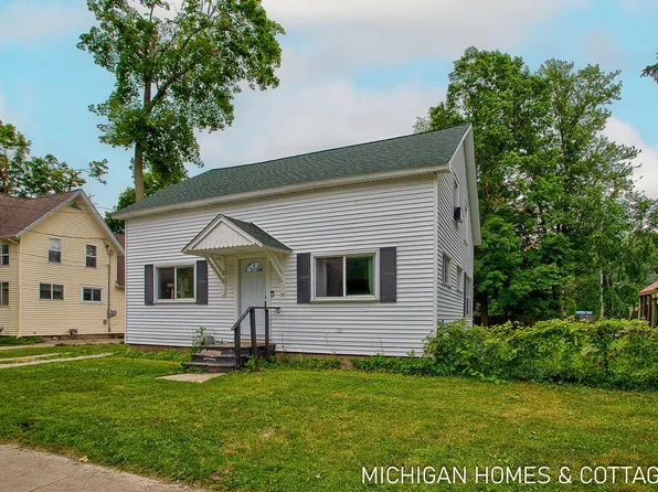 752 Jordan Lake Ave, Lake Odessa, MI 48849