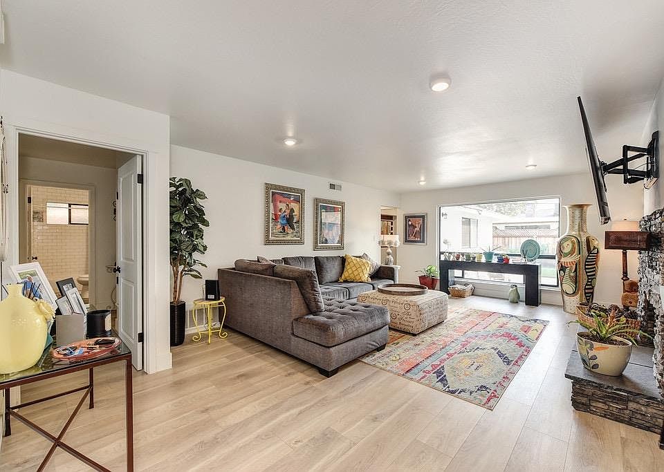 2nd image of 2346 Catalina Dr