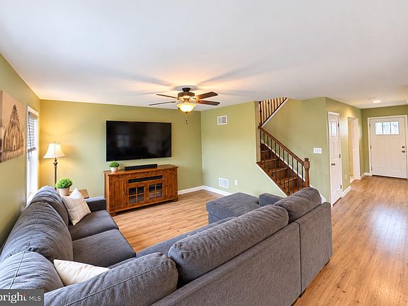 2nd image of 18 McIntosh Ln