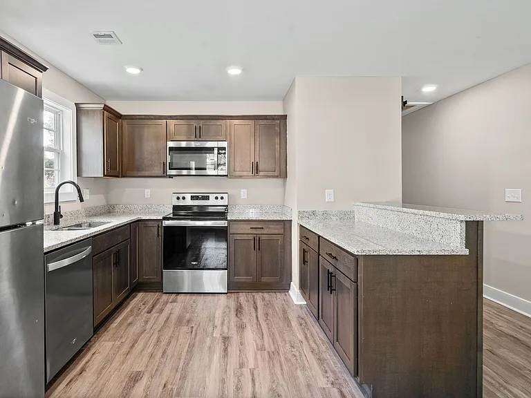 528 Poston St — Photo 9