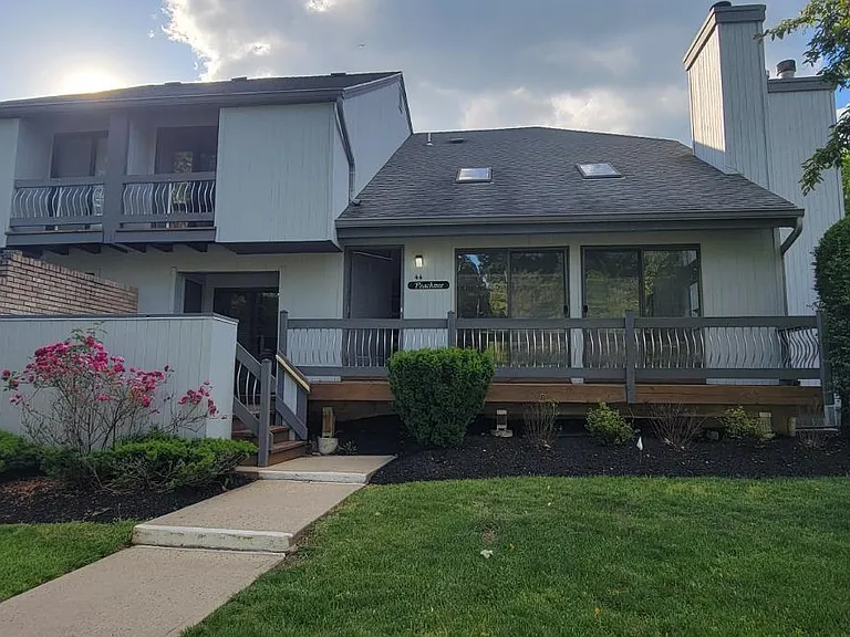 44 Peachtree Ct — Photo 1