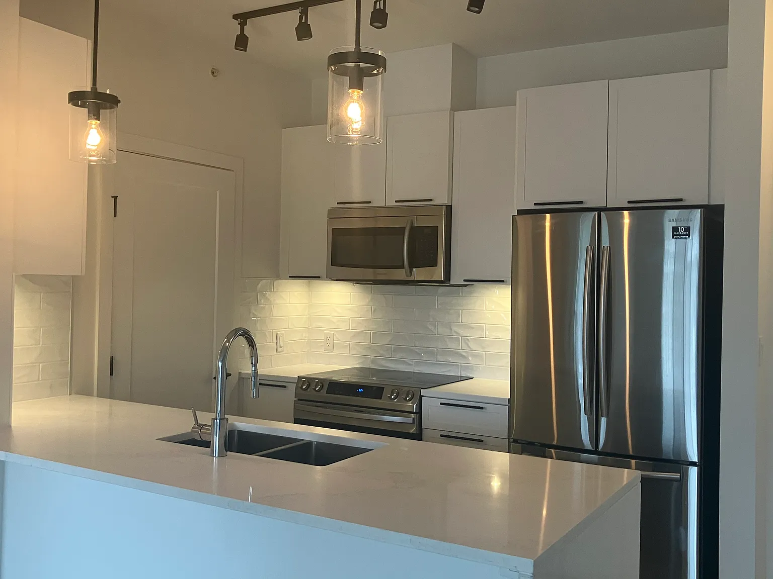 2 bed, 855 sqft, $1,900 — Photo 4