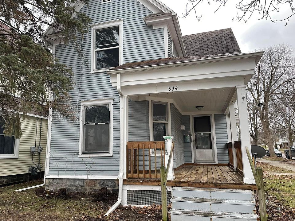1st image of 920 Tamarack Ave NW