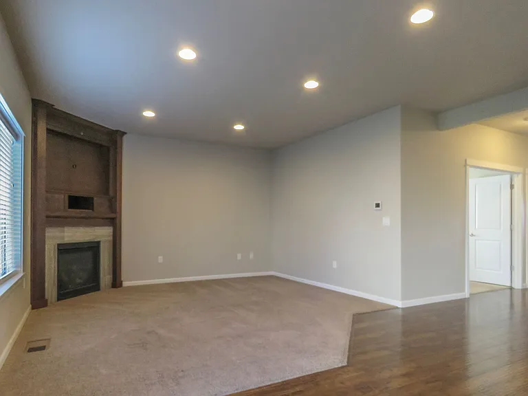 384 SW Mount Rainier St — Photo 7