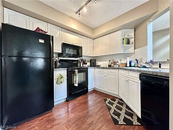 3rd image of 320 Village Pointe Dr #3C