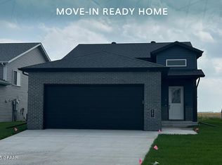951 David Dr, Grand Forks, ND 58201