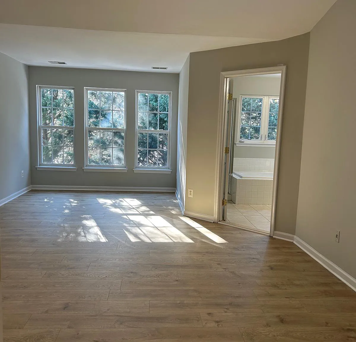 4 bed, 2500 sqft, $2,940 — Photo 3