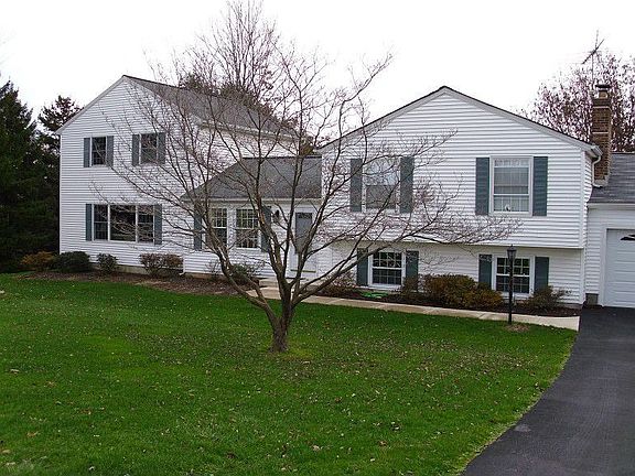 3rd image of 16 Heritage Farm Dr