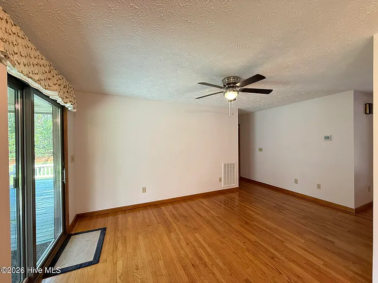 315 W Craven Ave — Photo 15