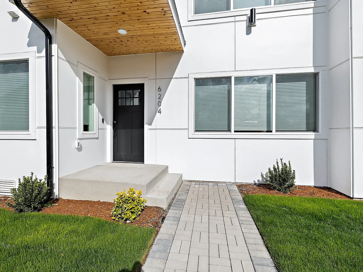 2 bed, 1.5 bath, 1000 sqft, $3,200 — Photo 2