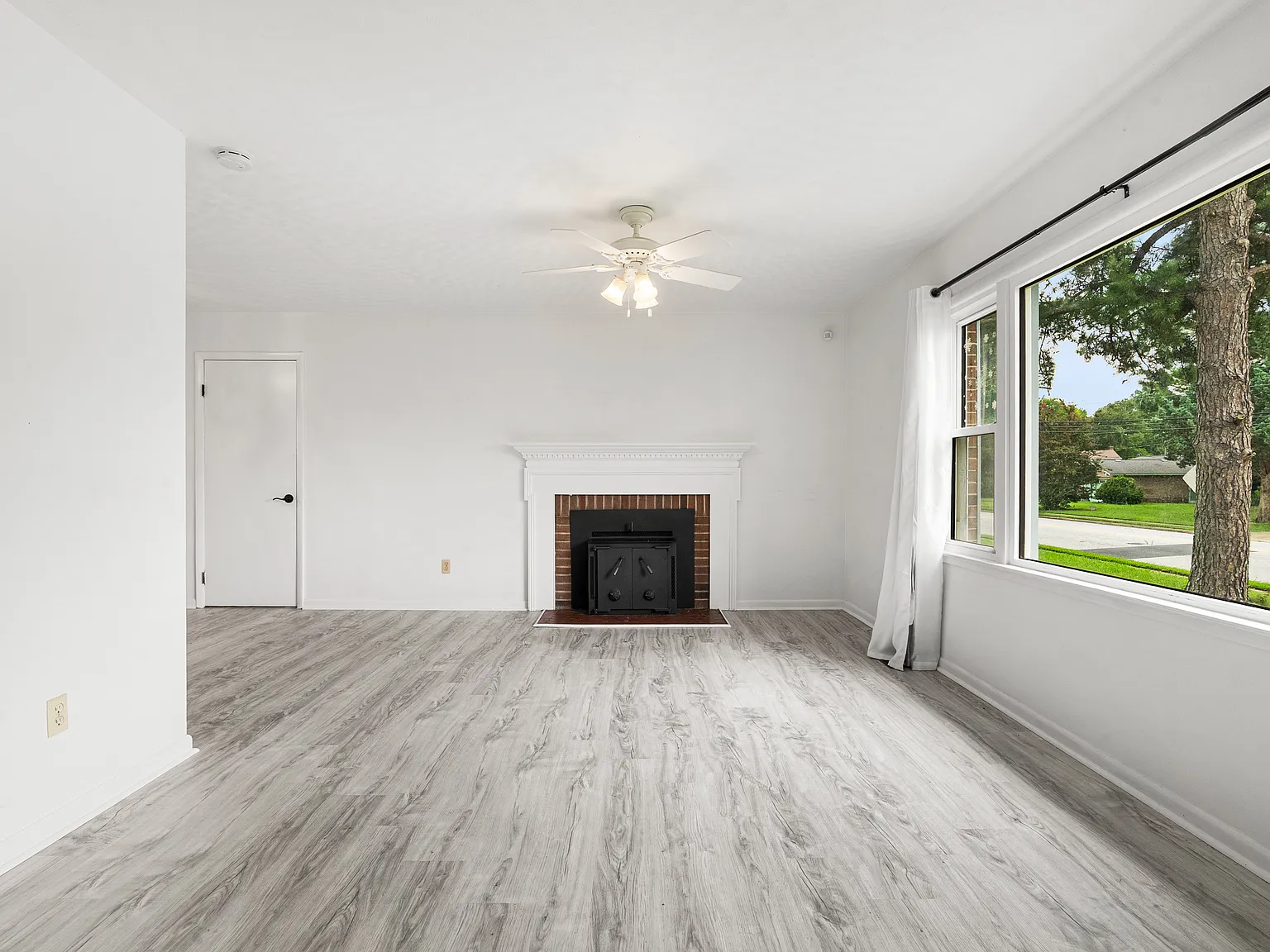 5 bed, 2.5 bath, 1850 sqft, $2,750 — Photo 3
