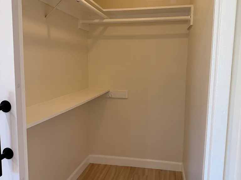 Walkin closet 6'2'' x 4'2''