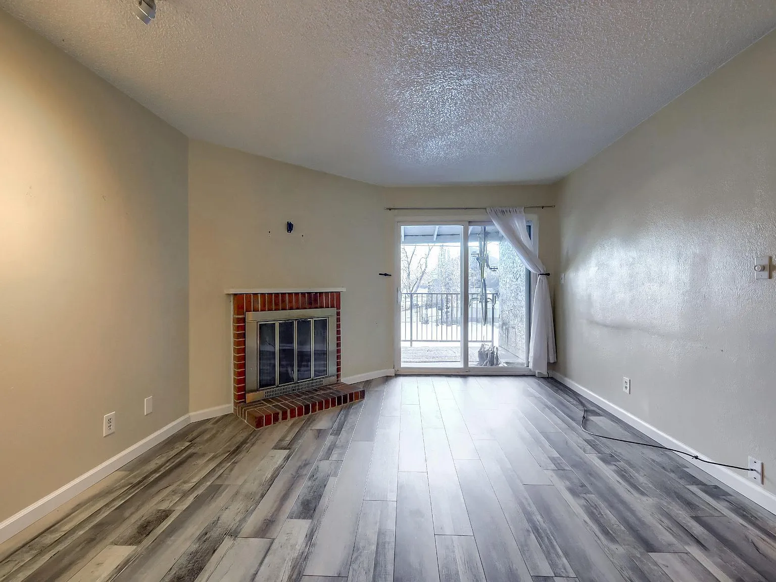 2 bed, 1065 sqft, $2,400 — Photo 3
