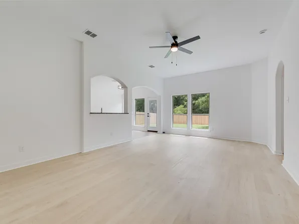 2718 Mossglen Dr, Dallas, TX 75227