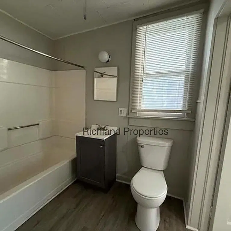 907 East Broadway — Photo 3