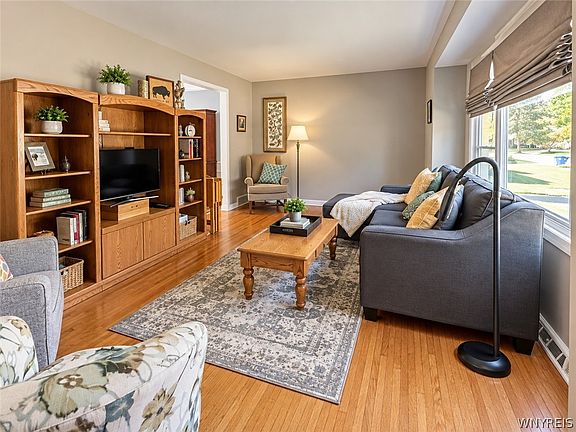 3rd image of 35 Treehaven Rd