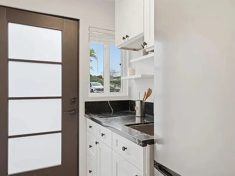 Studio, 400 sqft, $1,900 — Photo 2