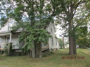 422 N Main St, Wellington, OH 44090