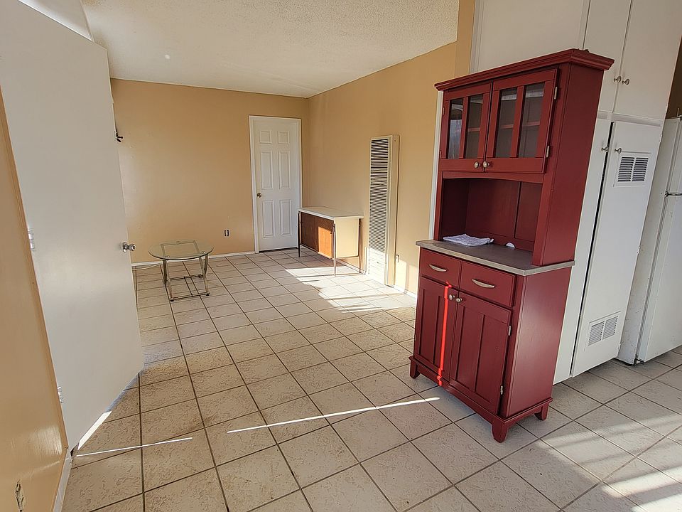 1st image of 437 Rose Dr