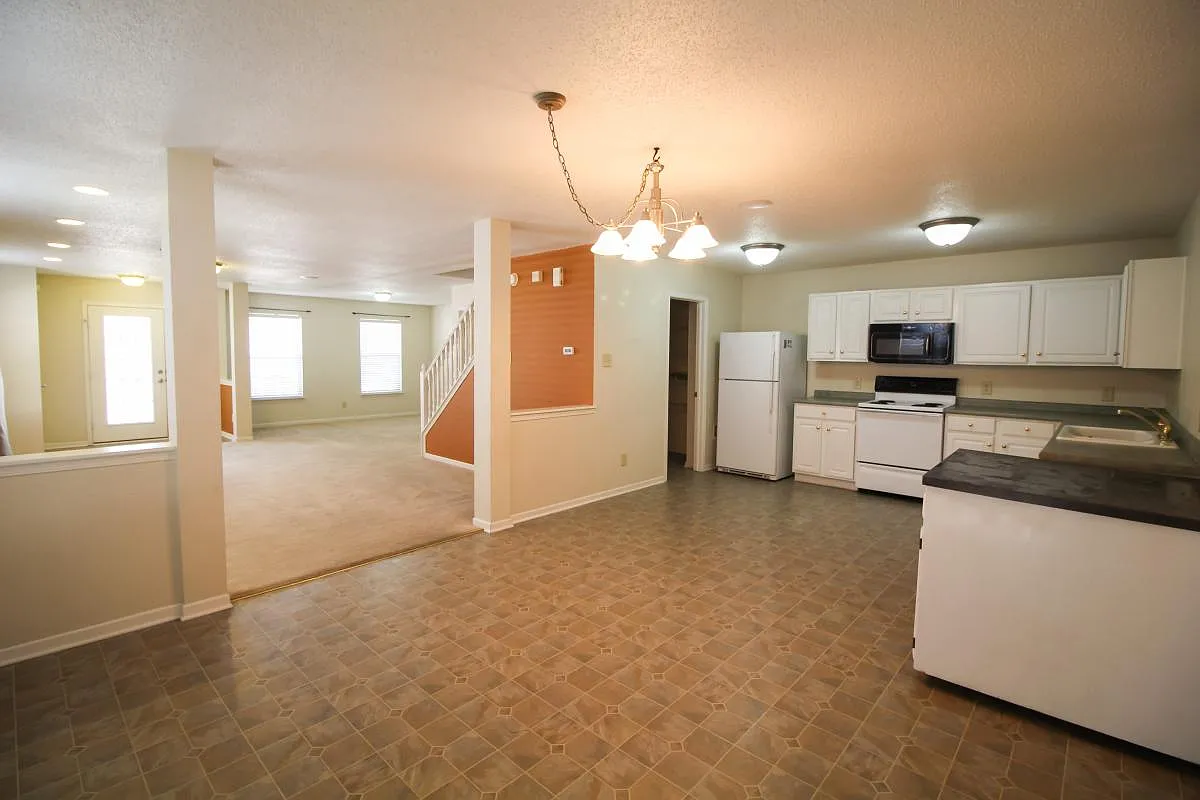 3 bed, 2.5 bath, 2476 sqft, $1,900 — Photo 2