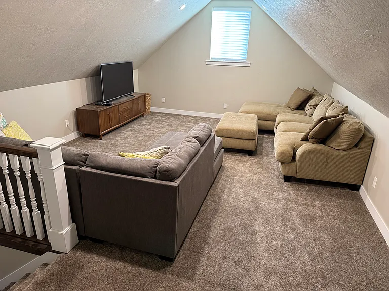 592 N Hills Ct — Photo 46