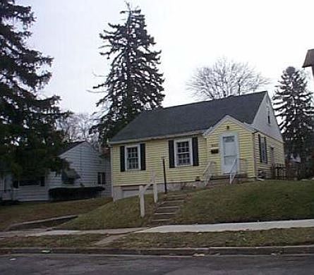 2nd image of 920 Pine St