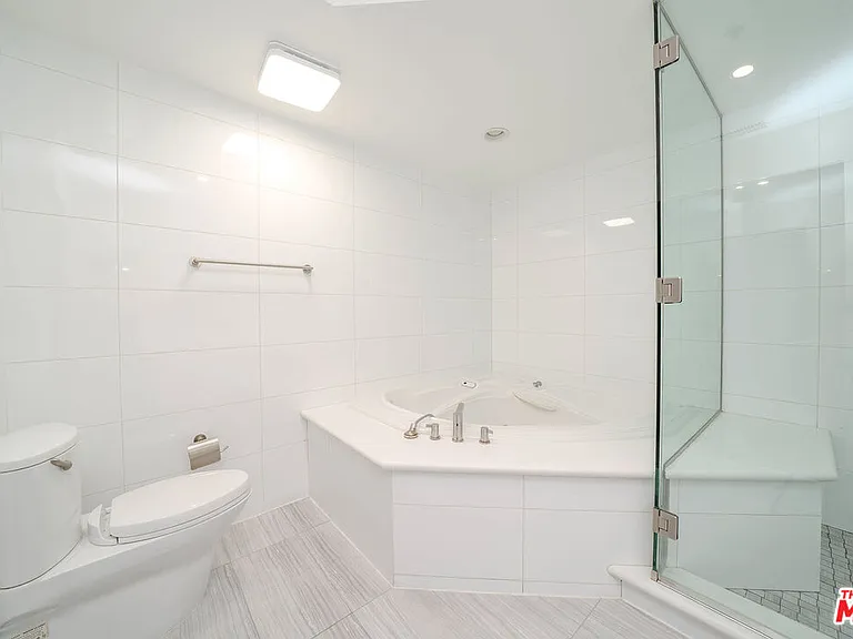 702 S Serrano Ave #501 — Photo 24