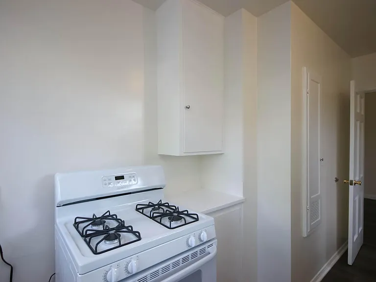 658 N Madison Ave — Photo 11