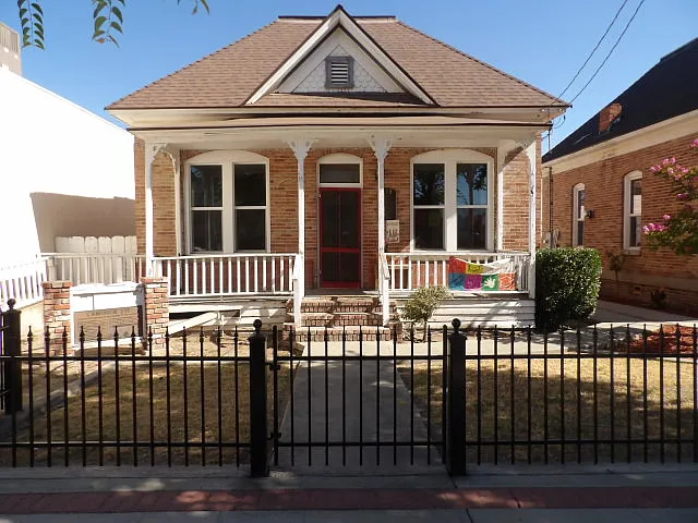 218 W D St