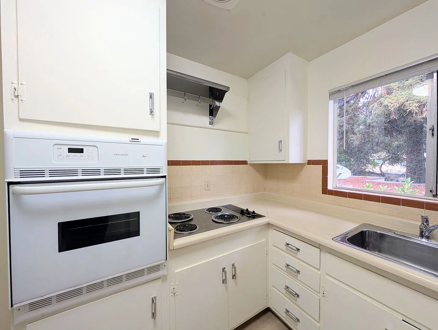 Clean 3rd floor studio on Dimond Ave in Great Location — Photo 1