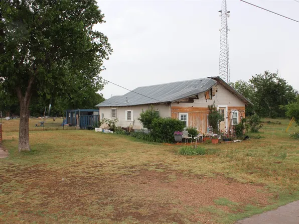 230 N Elm Ave, Munday, TX 76371