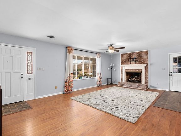 3rd image of 830 Brett Ct