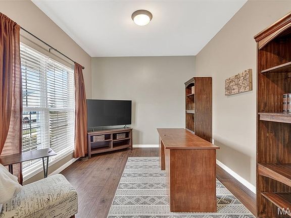 4th image of 507 Country Chase Dr