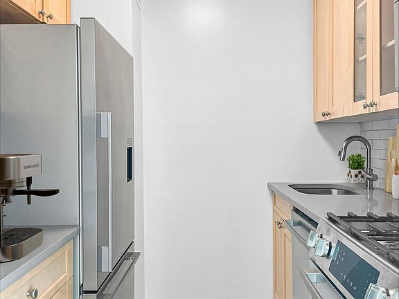5th image of 166 E 34th St #2004