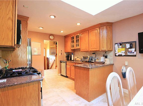 3rd image of 8 Saratoga Dr