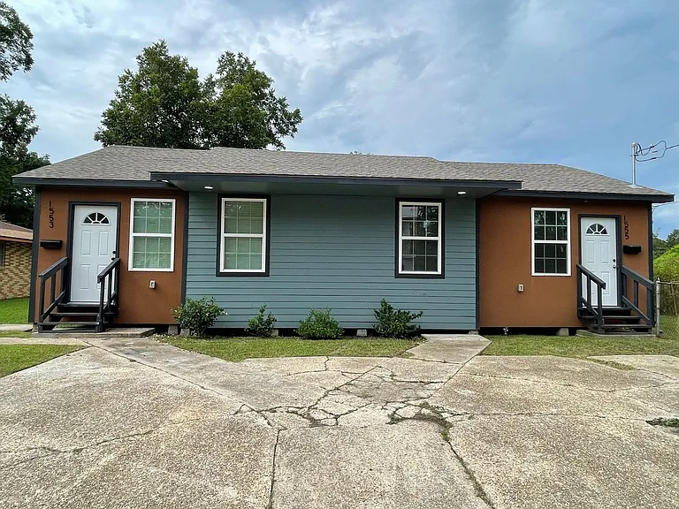 1555 Swan Ave — Photo 1