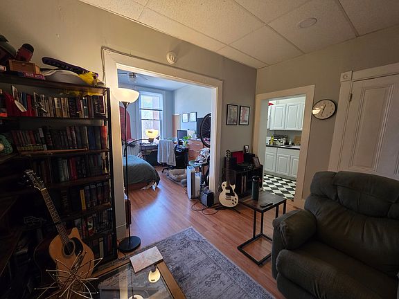 3rd image of 106 S Patterson Park Ave