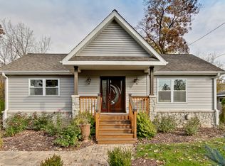 8 Oak St, Pt Barrington, IL 60010