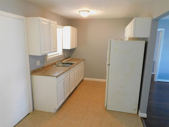 4th image of 3719 Meadowlake Rd